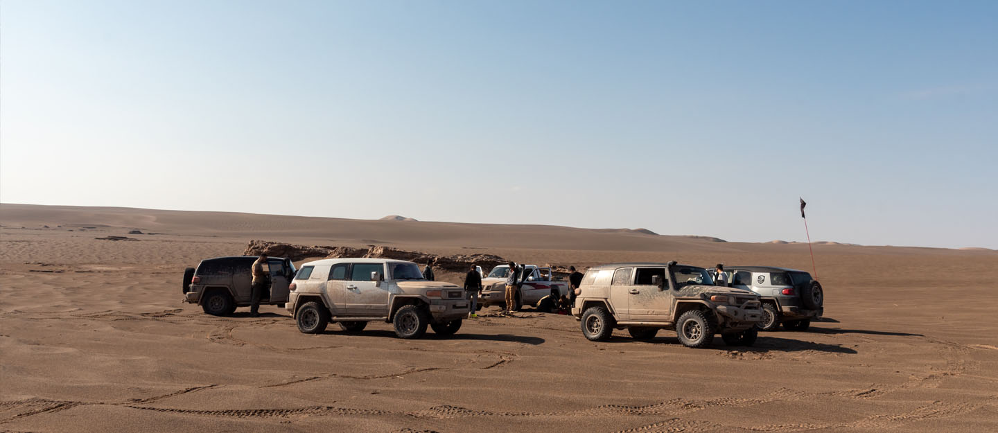 سيارات في صحراء