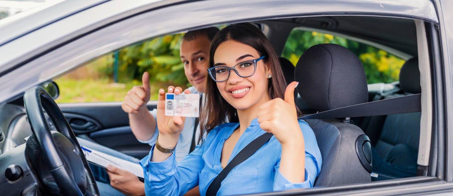امرأة تمسك رخصة قيادة