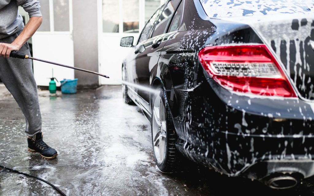 شخص يغسل سيارة