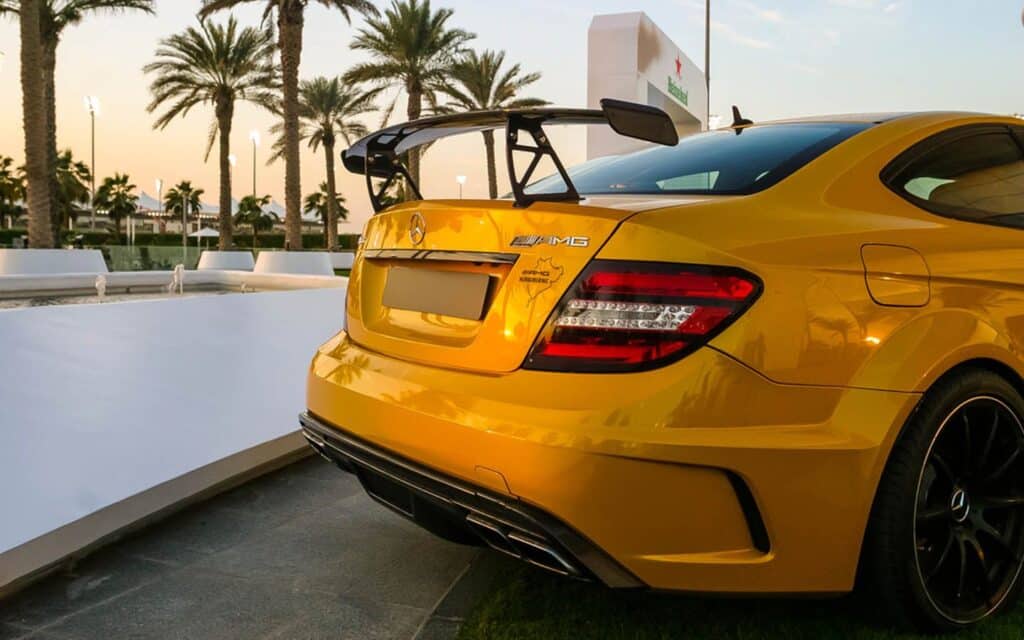 سيارة مرسيدس صفراء